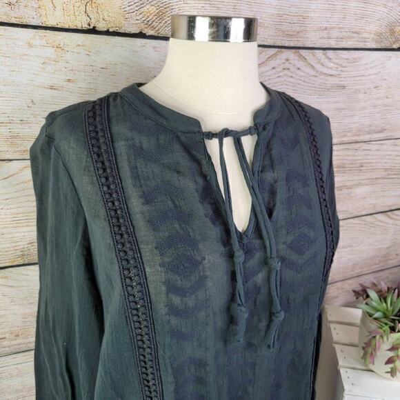 Broadway & Broome Women's Black Geometric Long Sleeve Keyhole Blouse Size Medium - Picture 3 of 7